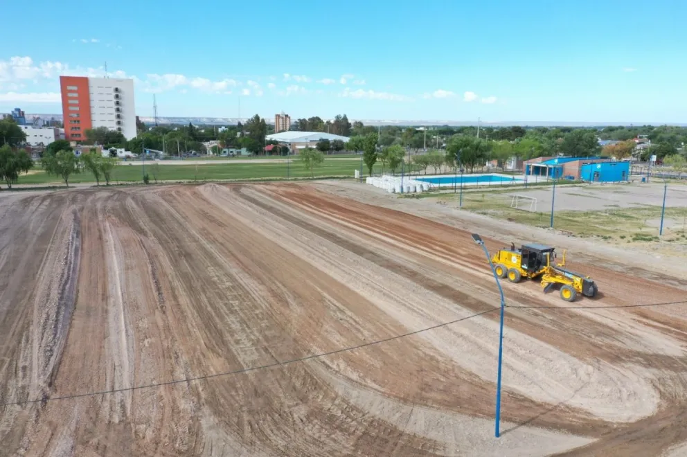 Comenzaron los trabajos para una nueva cancha de fútbol de césped sintético en Roca