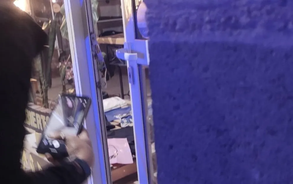 Forzaron la puerta y una ventana de un comercio, robaron algunas prendas y luego fueron atrapados