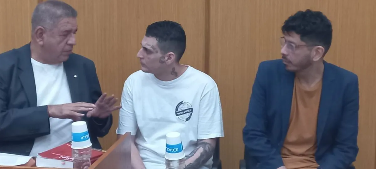 Gui&ntilde;ez con uno de sus abogados, Oscar Pineda.