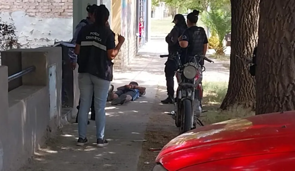 Persecución en la vía pública: circulaban en moto con un arma de fuego y fueron detenidos