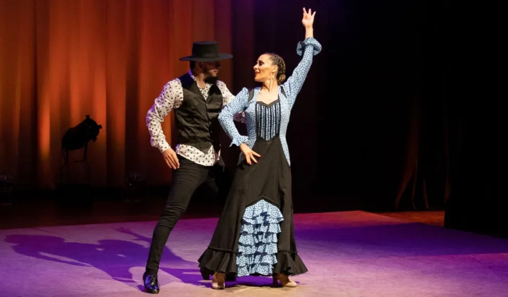 "Elementos", invita a un viaje vibrante a través de la danza, donde cada elemento cobra vida en escena", expresaron desde FCP al describir la obra. Foto (Prensa FCP).
