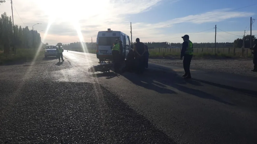 Choque en Ruta 22: un motociclista roquense fue hospitalizado 
