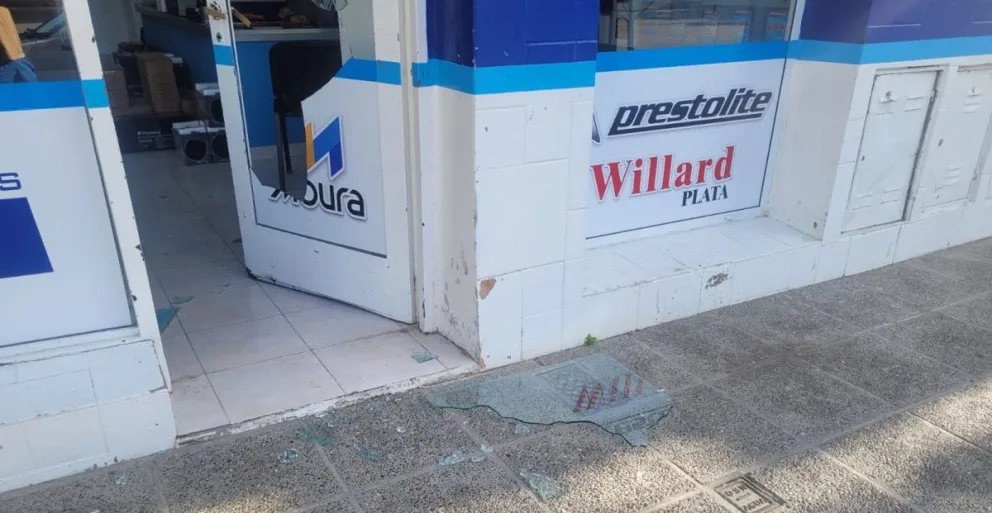 Reventaron el vidrio de un comercio y entraron a robar durante la madrugada
