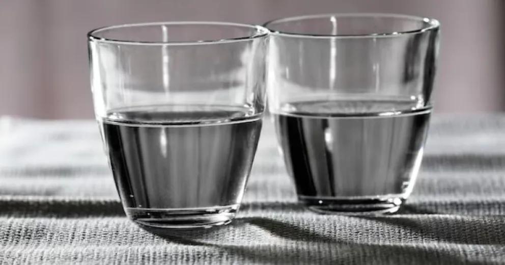 Cuál es el mejor truco casero para pasar líquido de un vaso a otro