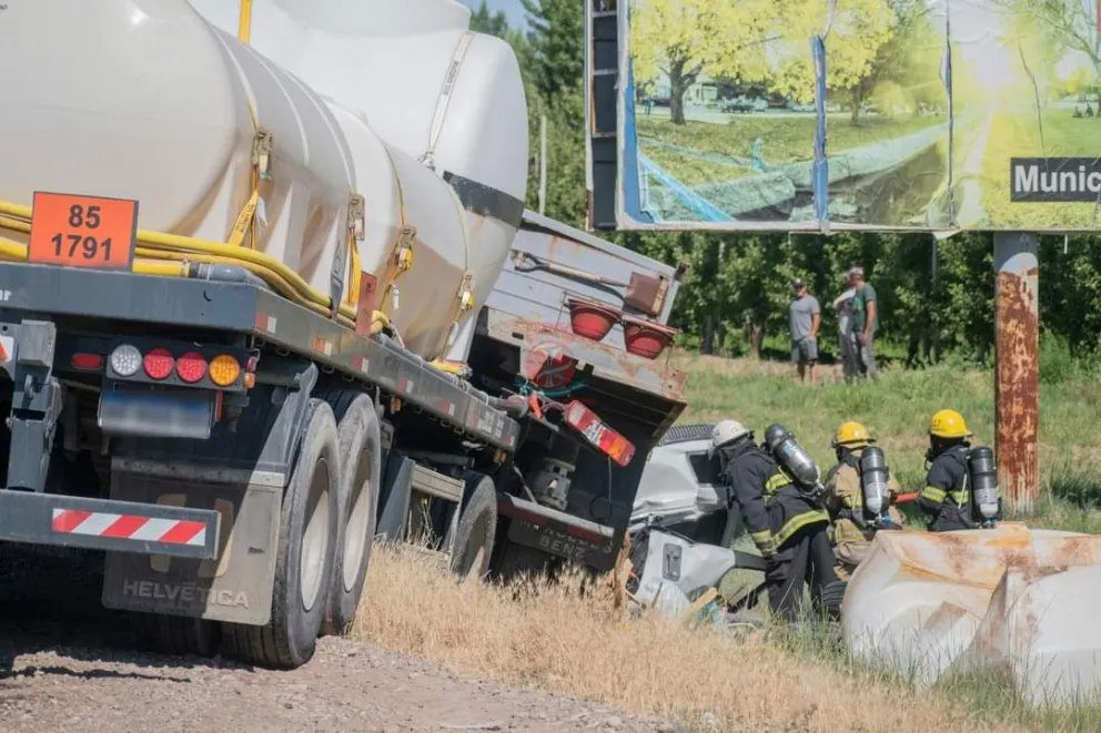 Triple choque en Ruta 22: tras el rescate de Bomberos los conductores fueron trasladados al hospital de Roca