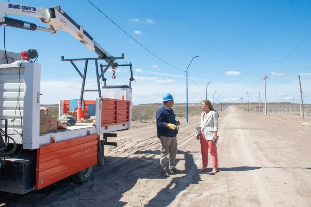 Continúan los trabajos de alumbrado público en el Parque Industrial II de la ciudad