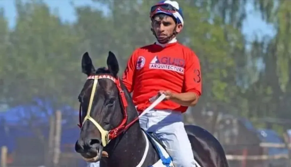 Trágica carrera de caballos en Regina: confirmaron que falleció el jinete aplastado por el animal