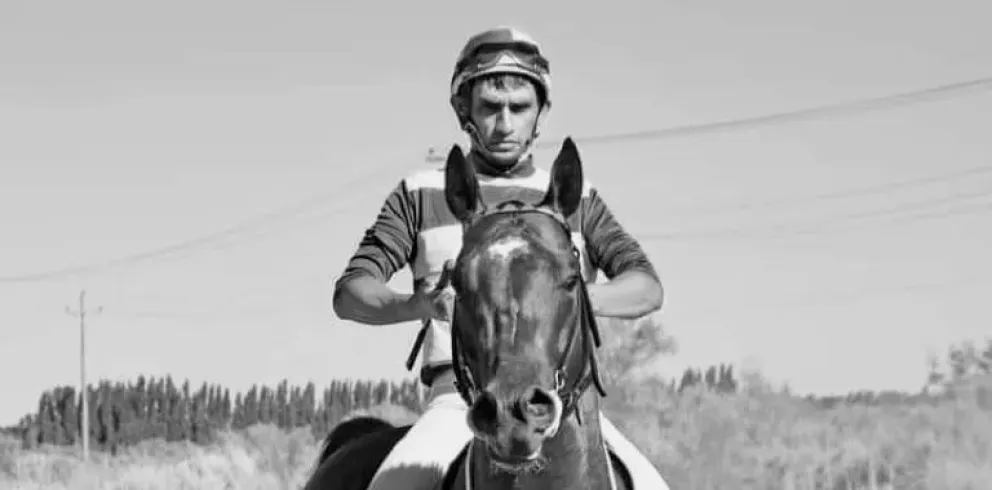 Quién era Roberto Ibáñez, el jockey que murió en plena carrera de caballos en Regina