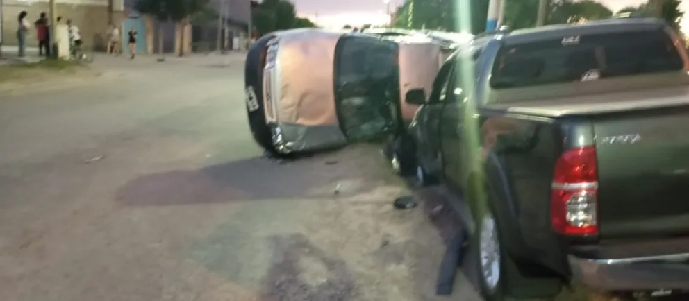 Impresionante choque en Stefenelli: un vehículo quedó volcado sobre el asfalto