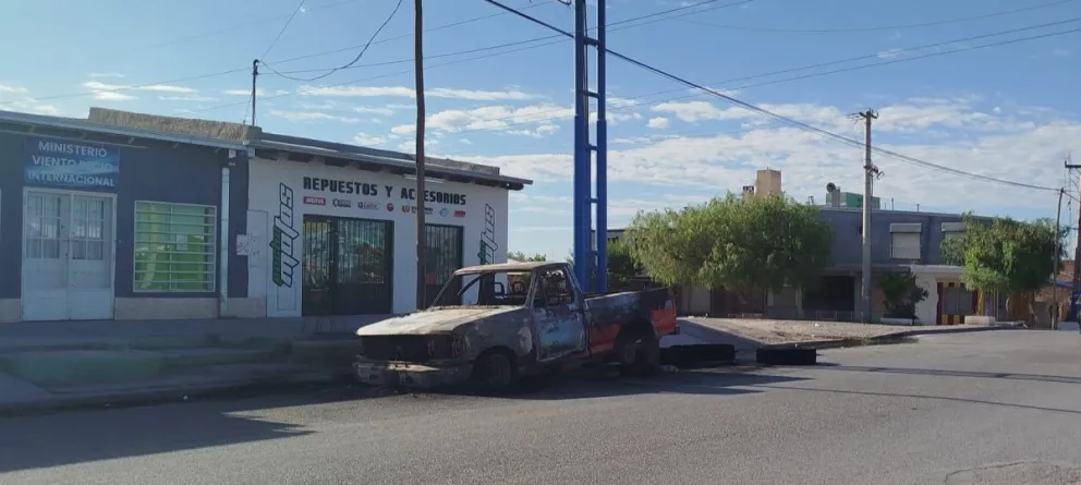 Insólito hecho en la ciudad: un lomo de burro, un cortocircuito y un vehículo en llamas