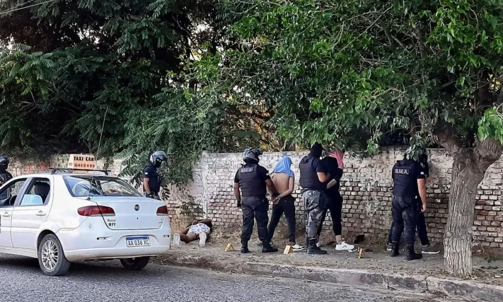 Cuatro personas oriundas de Roca que estaban fuertemente armadas y con una gran cantidad de municiones fueron detenidas en el centro de Choele. Fuente (7 en Punto).