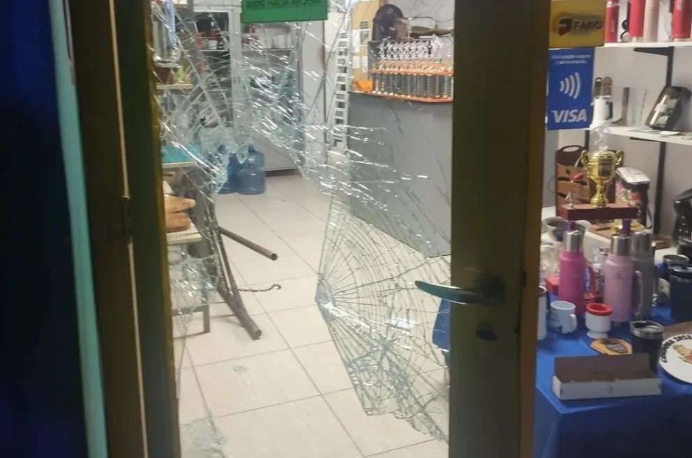 Otra vez la inseguridad: rompieron la puerta de un comercio, robaron una computadora y algunos cuchillos 