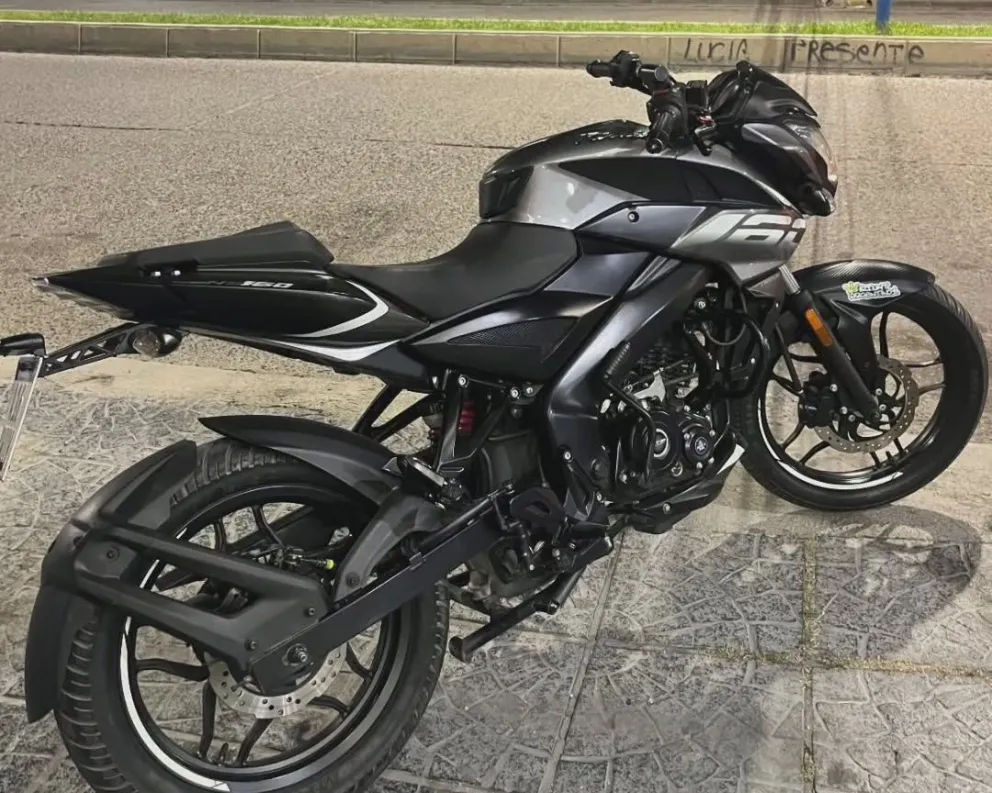 En 20 segundos le robaron la moto y todo quedó registrado en la cámara de vigilancia