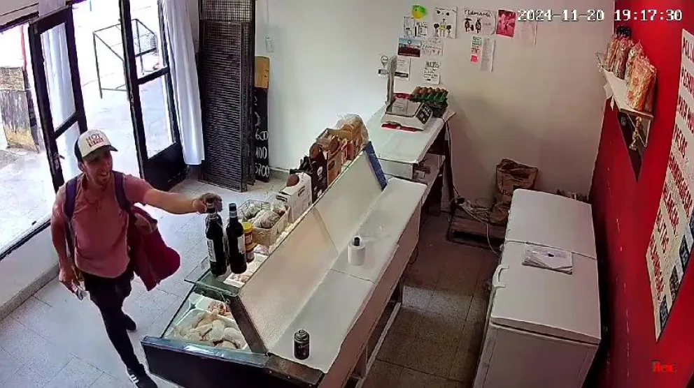 VIDEO: entró por un vaso de agua y se robó un fernet en un comercio de Roca