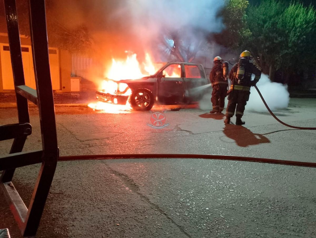 Habrían incendiado una costosa camioneta en Roca: el dueño es oriundo de Bariloche
