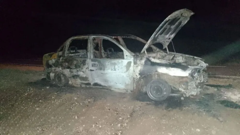 Por una falla eléctrica se prendió fuego el auto cuando transitaba en Ruta 22