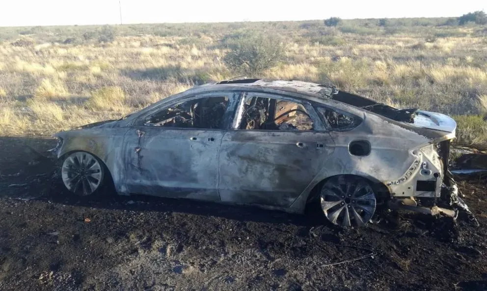El hombre solamente atinó a bajarse y tomar algunas de sus pertenencias personales. Foto (7 en Punto).