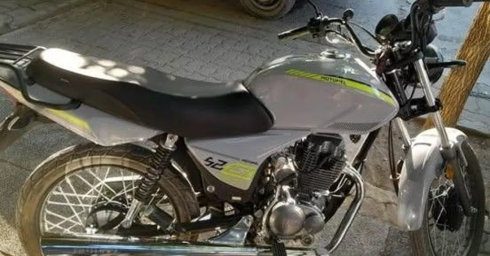 Se robaron una moto de la vereda de una casa y cuando huían amenazaron a todos con un arma