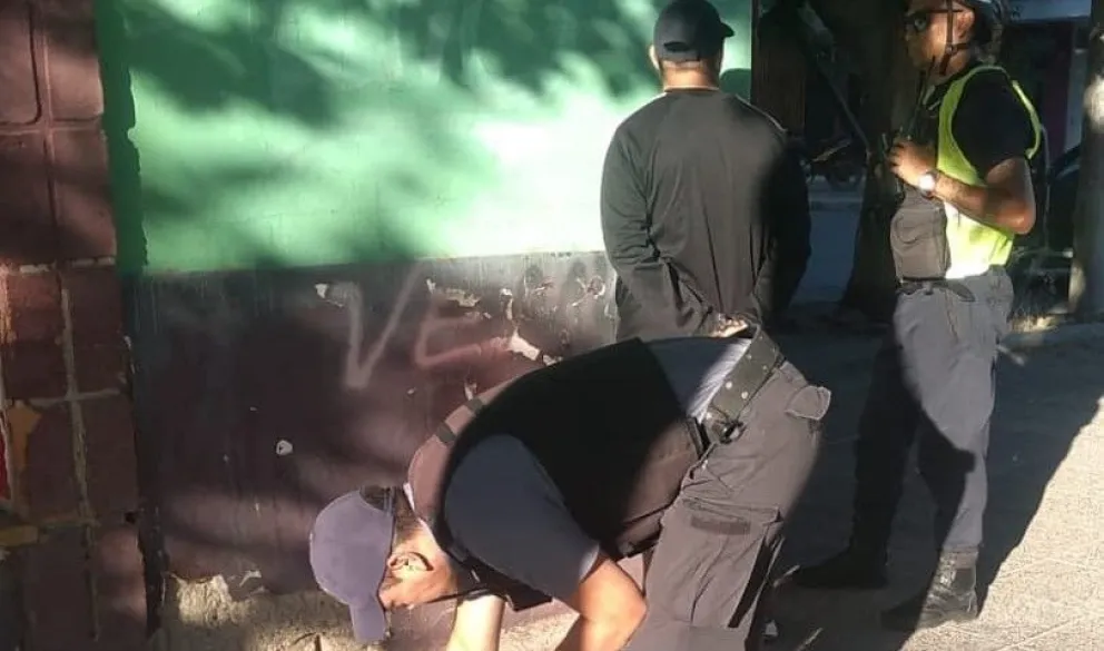 Una pareja quedó detenida por robar en un local con una bebé en brazos