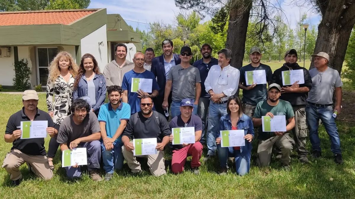 Primer curso de manejo de tractores: 13 egresados listos para la cosecha en el Alto Valle 