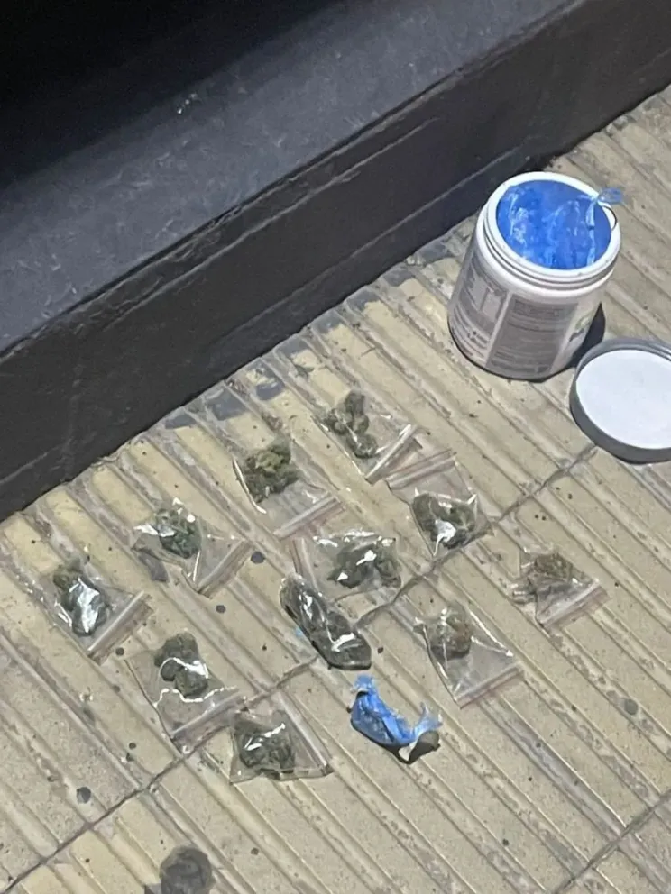  Se comprobó que un hombre tenía en su poder varios envoltorios de droga, conocidos como cogollos y otros elementos relacionados a la actividad. Foto (Gentileza).