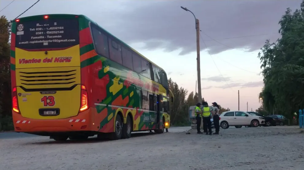 Grave accidente en Ruta 22: un hombre cayó de un colectivo en movimiento