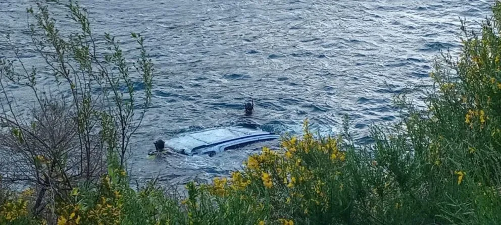 Transitaba por Ruta 40, despistó y cayó al lago Nahuel Huapi