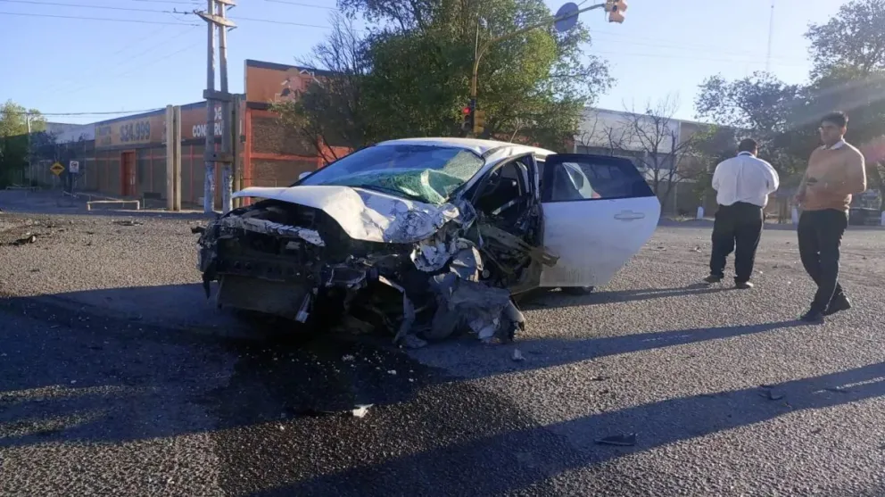 Choque en la Ruta 22: un auto cruzó en rojo y colisionó con un colectivo