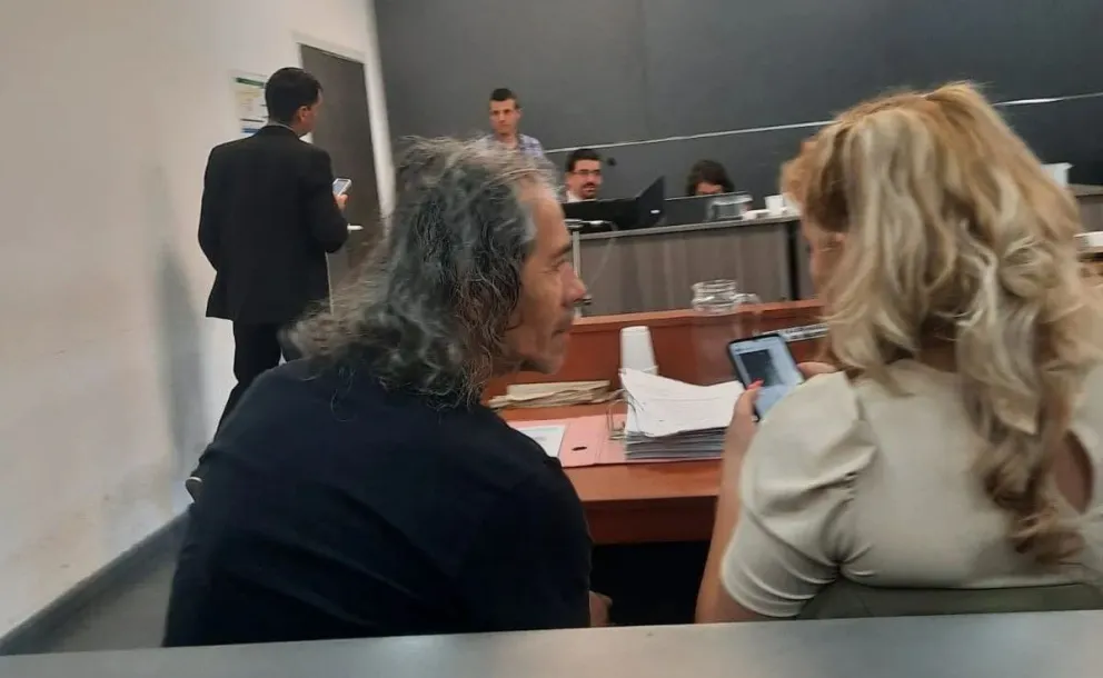El papá de Otoño, Roberto Uriarte, consulta algunos detalles con su abogada, Gabriela Prokopiew. Foto (Cipo360).