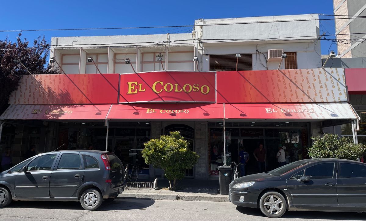 Un reconocido comercio de Roca cerrará en 2025: "El Coloso es colosal y no entra en su local"