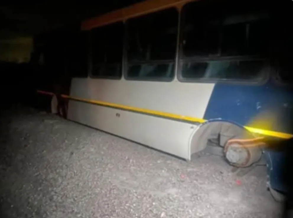 Colectivo tuvo un desperfecto y quedó varado en ruta 22: lo robaron y vandalizaron