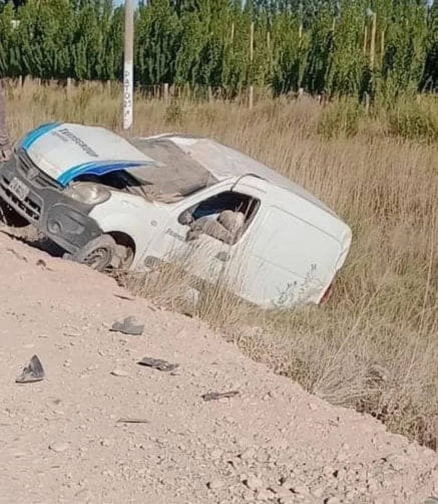 Ruta 22: intentó esquivar una moto y terminó volcando