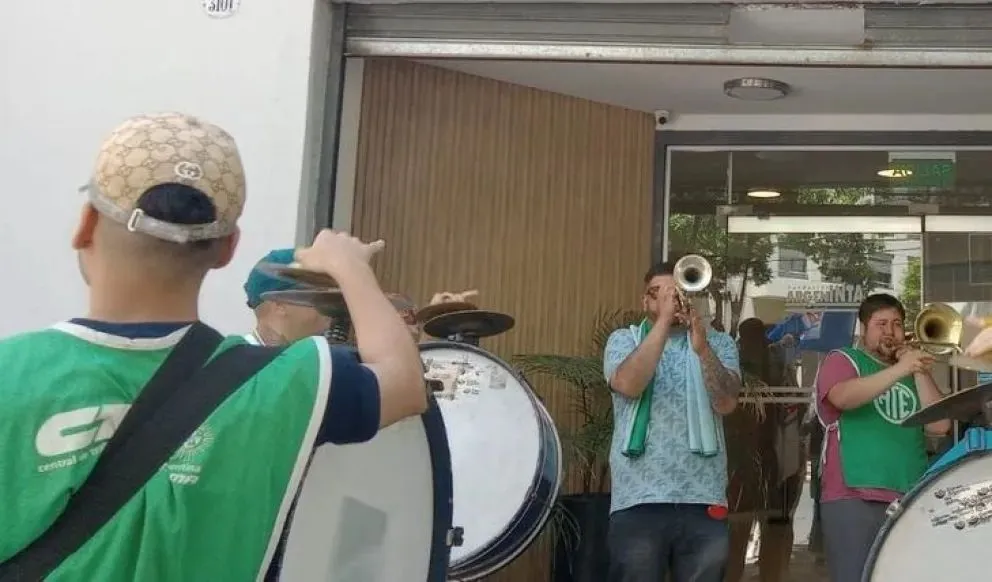 Personal del INTA en estado de asamblea y movilización. Foto (ATE).