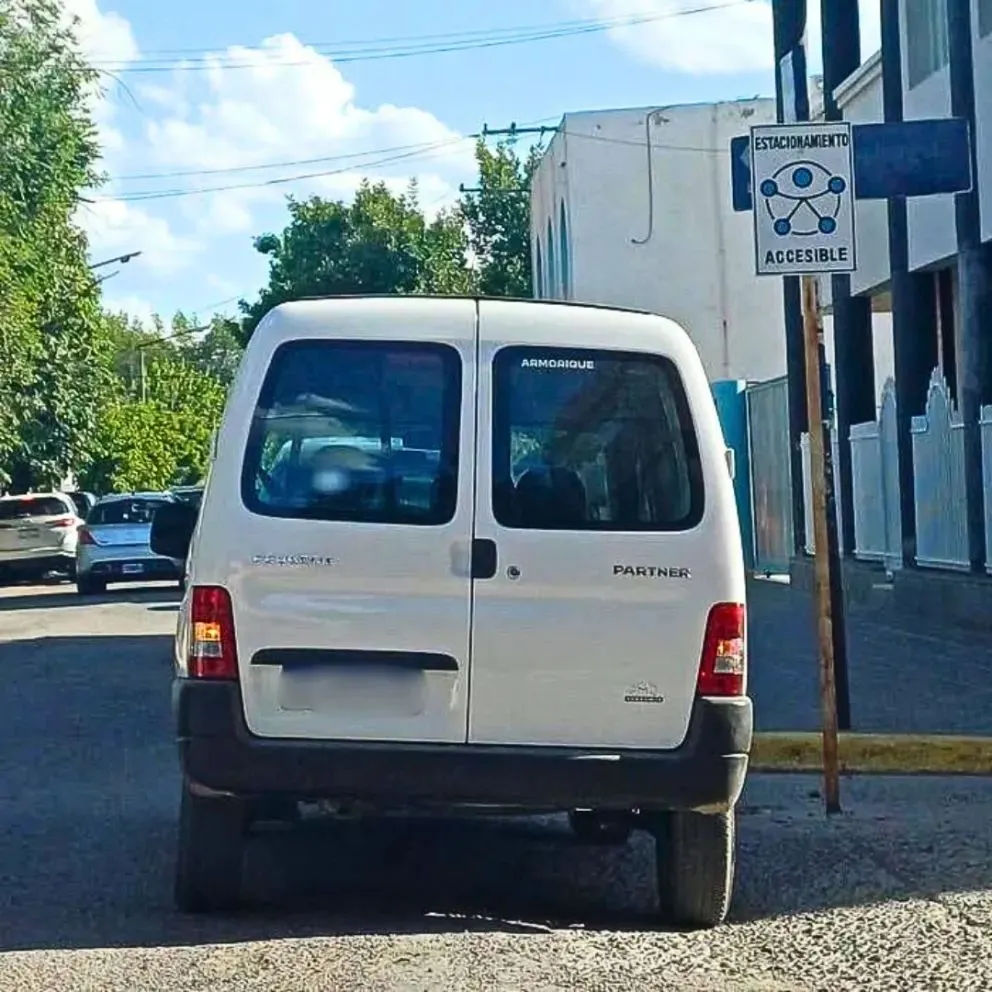 “Todos los días lo mismo”: falta de empatía en los estacionamientos para personas con discapacidad