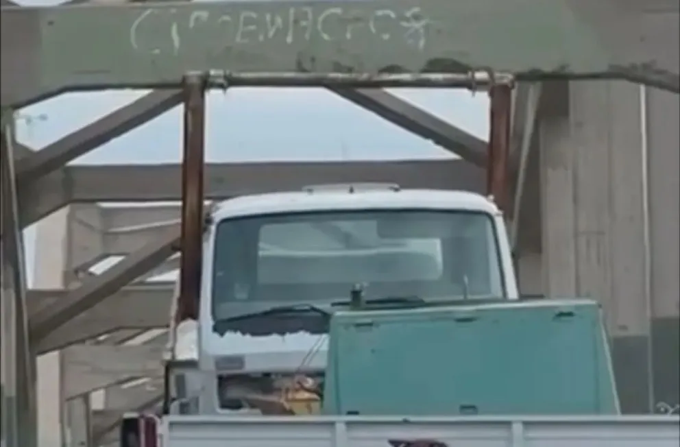VIDEO: un camión rompió dos vigas del puente carretero y causo demoras