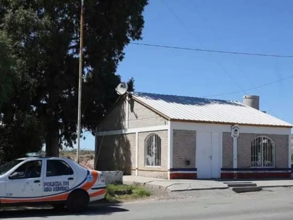 El accidente ocurrió durante la madrugada sobre la Ruta Provincial 6, a la altura de Paso Córdoba, donde el motociclista fue asistido y trasladado de urgencia. Foto: Policía de Río Negro