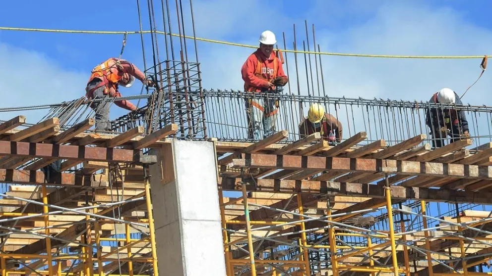 Según INDEC, la industria y la construcción siguen en declive