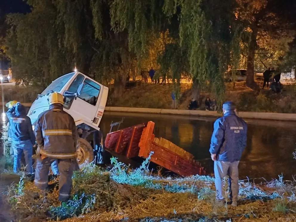 Conductor alcoholizado volcó un camión cargado de ladrillos en un canal de la región