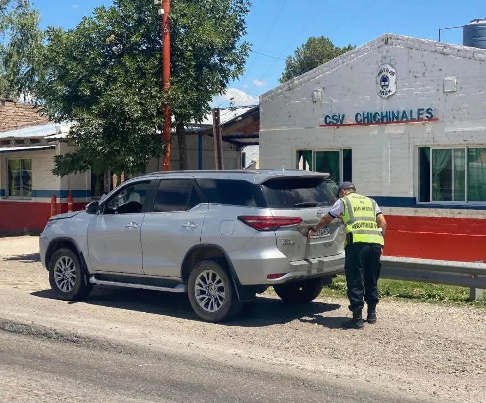 Recuperaron una camioneta que circulaba por Ruta 22 con documentación y patente falsas