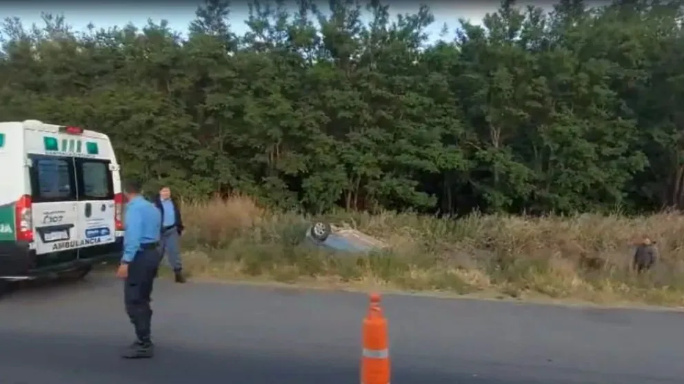 El vehículo, que viajaba en dirección hacia Arroyito, terminó volcando y quedó tumbado sobre sus cuatro ruedas a un costado de la ruta. Foto (Gentileza).