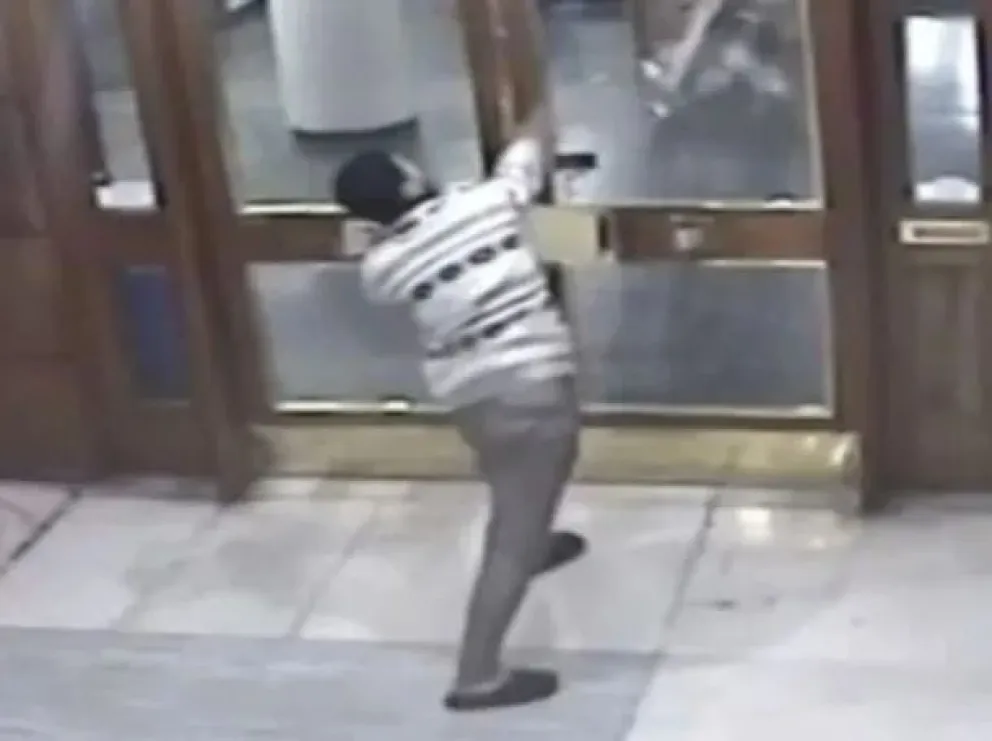 Video: rompió la puerta de un edificio, apuñaló al encargado y se dio a la fuga con el botín