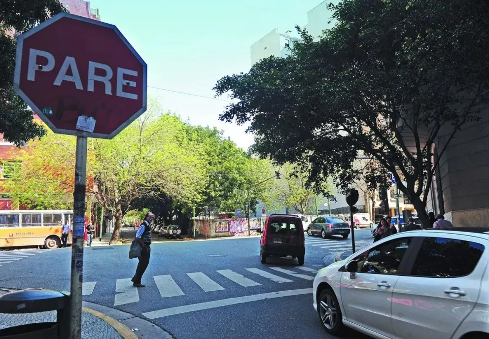 Ignoró la señal de ‘pare’ y la Justicia le dio la espalda: ciclista pierde demanda contra automovilista