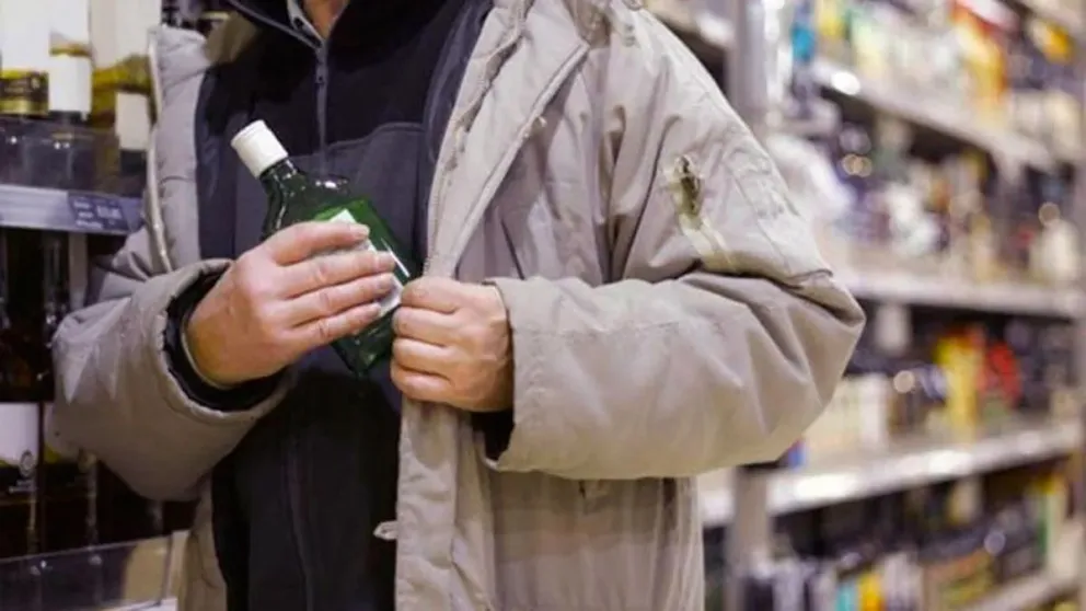 Intentaron robar bebidas alcohólicas de un supermercado y quedaron detenidos