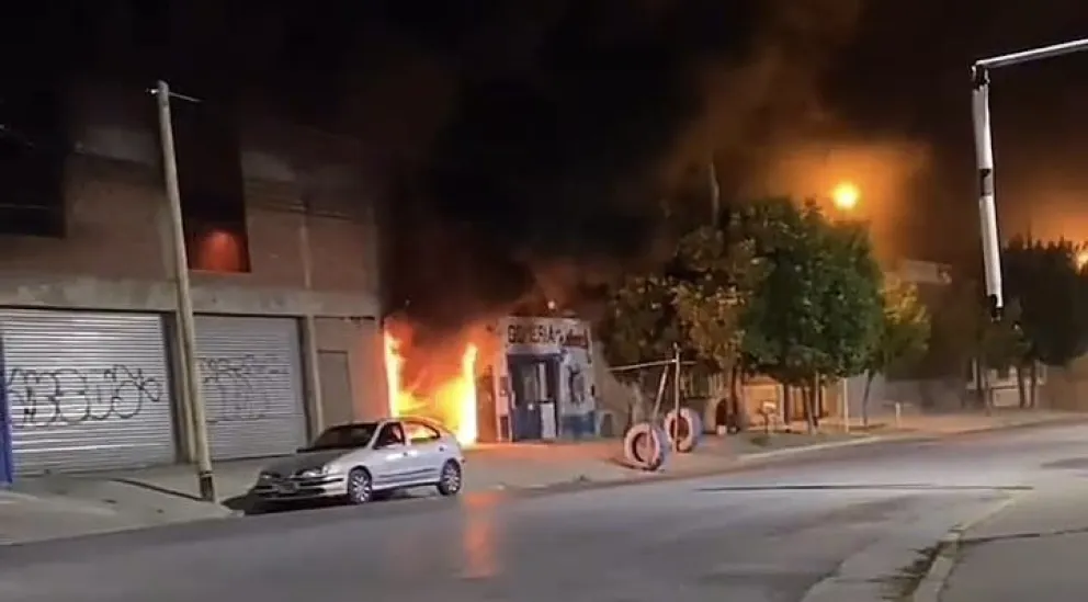 Video: enorme incendio de cubiertas en la madrugada 