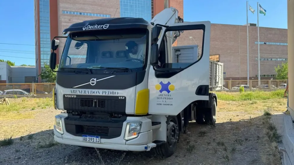 Siguen entregando arena para mejorar los patios de las escuelas de Roca
