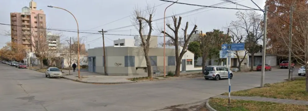 Iban en moto y chocaron con un auto: una embarazada de seis meses fue trasladada al hospital