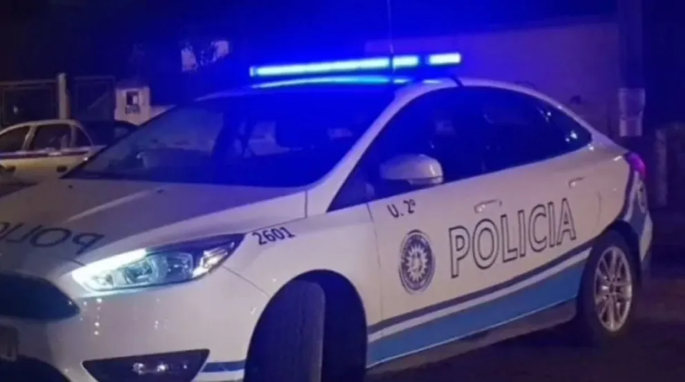 Durante una persecución patearon un móvil policial, luego realizaron una mala maniobra y chocaron con el patrullero