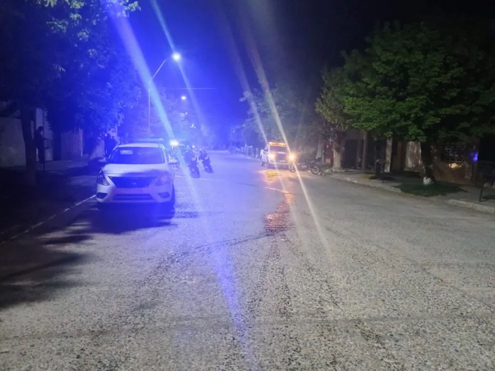 En plena fuga perdió aceite del vehículo, hizo un trompo y provocó un accidente 