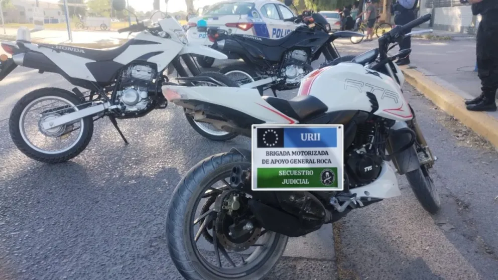Huía de la policía en moto, perdió el control y cayó al suelo, luego fue detenido