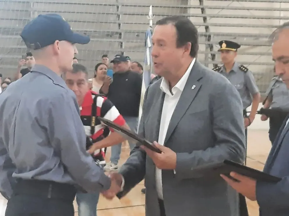 El gobernador Weretilneck entrega una distinción especial al cadete con mejor promedio de su promoción, Javier Prieto. Foto (Cipo360).